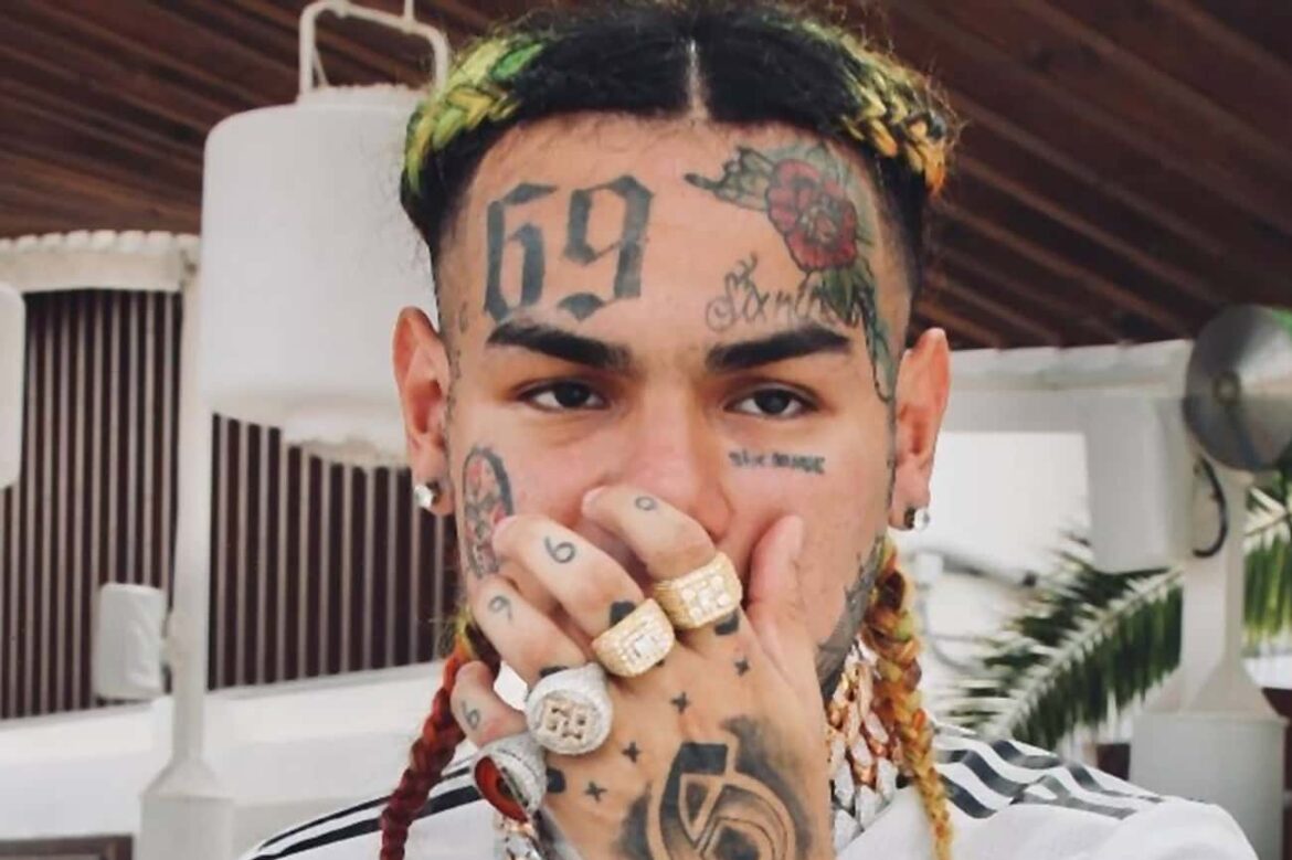 6ix9ine Flexing With Money, Claiming "King of New York" Title